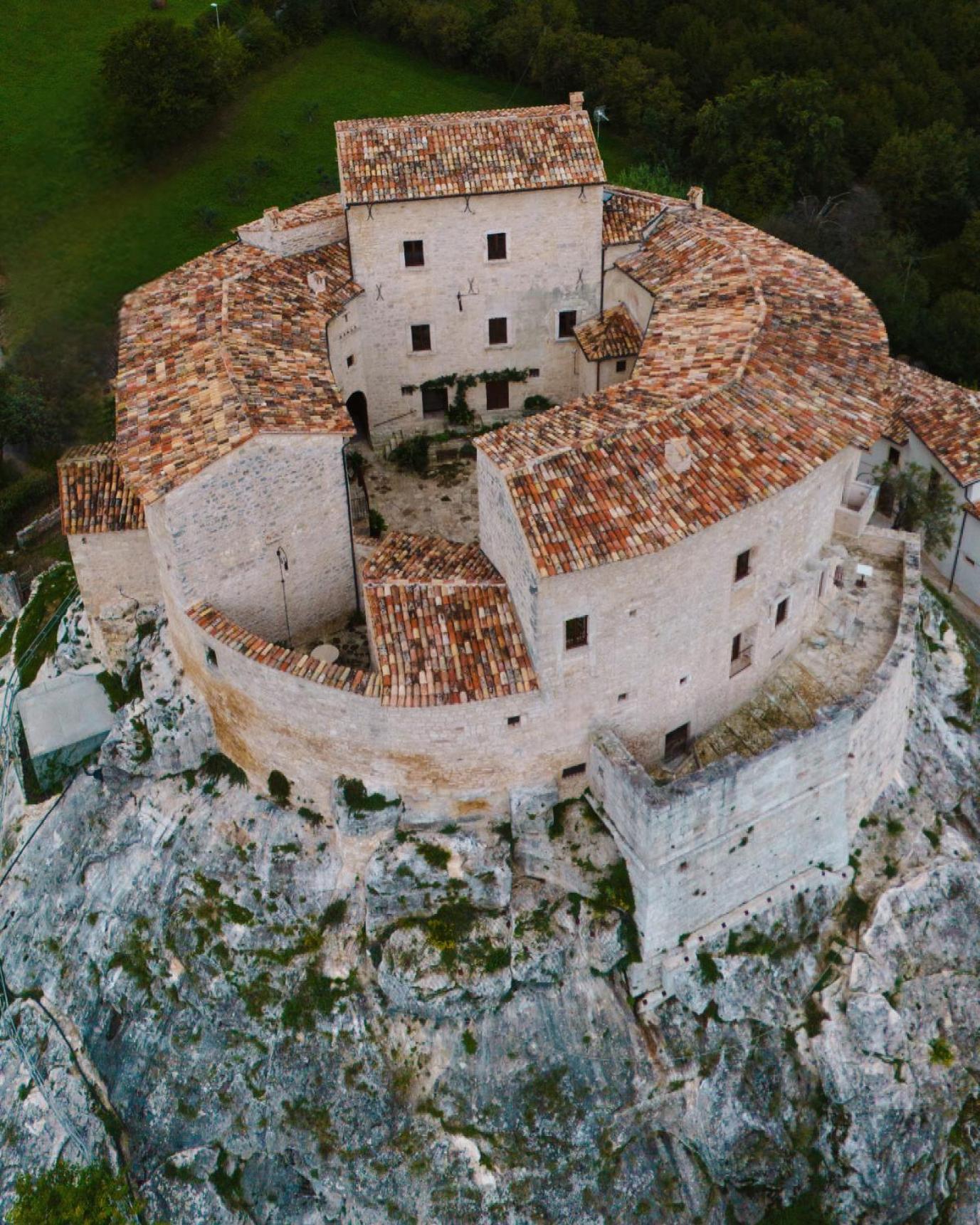 מלון אקווסנטה טרמה Castel Di Luco מראה חיצוני תמונה